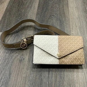 (42)NWOT MICHAEL KORS WOMEN  SPLIT LOGO ENVELOPE BELT BAG MK LOGO VANILLA